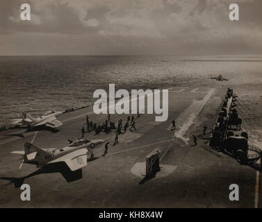 U.s. navy grumman f9f-8 cougar degli aerei da caccia di attacco squadron 44 (VA-44) essendo lanciato dalla USS Saratoga durante la sua crociera shakedown, mar dei Caraibi, 3 settembre 1956 Foto Stock