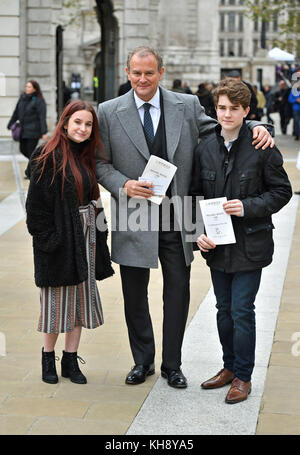 Madeleine Harris, Hugh Bonneville e Samuel Joslin dopo un servizio memoriale per l'autore di Paddington Michael Bond alla Cattedrale di St Paul, Londra. Foto Stock