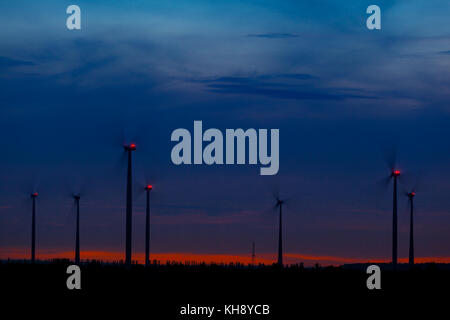 Windkraftanlage bei Nacht Foto Stock