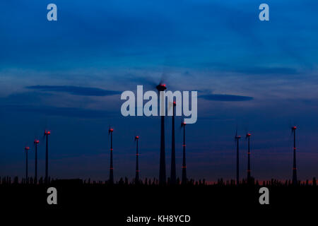 Windkraftanlage bei Nacht Foto Stock