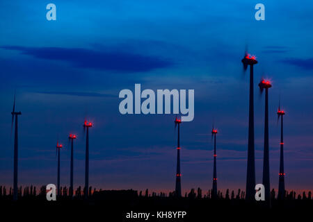 Windkraftanlage bei Nacht Foto Stock