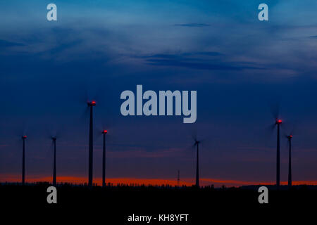 Windkraftanlage bei Nacht Foto Stock