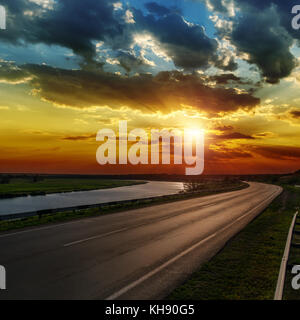 Tramonto spettacolare su strada asphald Foto Stock