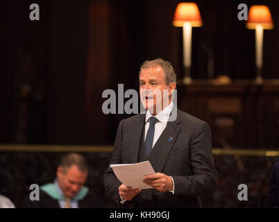 Hugh Bonneville dà una lettura durante un servizio memoriale per l'autore di Paddington Michael Bond alla Cattedrale di St Paul, Londra. Foto Stock