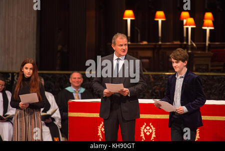 (Da sinistra a destra) attori madeleine Harris, Hugh bonneville e Samuel joslin dare una lettura durante un memoriale di servizio per la stazione di paddington autore Michael bond alla st Paul&otilde;s Cathedral, Londra. Foto Stock