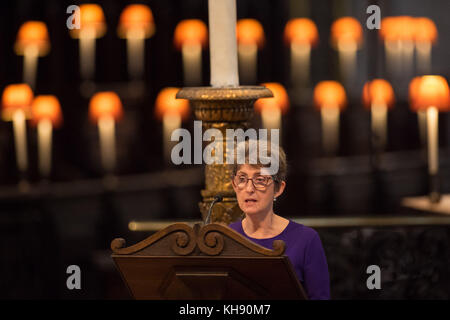 La figlia di Michael Bond, Karen Jankel, dà una lettura durante un servizio memoriale per l'autore di Paddington Michael Bond alla Cattedrale di St Paul, Londra. Foto Stock