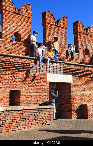 Verona, il Ponte di Castel Vecchio ponte (Ponte Scaligero) Foto Stock