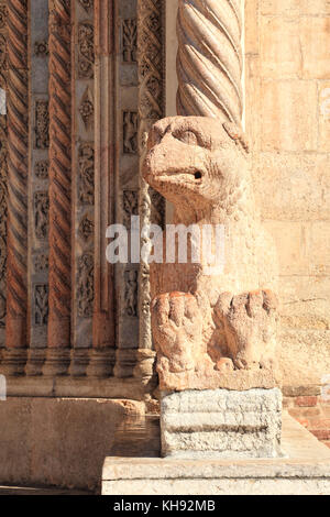 Griffin di marmo di Verona all ingresso della Cattedrale Foto Stock