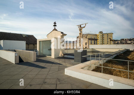 Napoli. L'Italia. MADRE Museo d'Arte Contemporanea Donnaregina, il museo di arte contemporanea, terrazza sul tetto con la scultura l'uomo misurando le nuvole, da Foto Stock