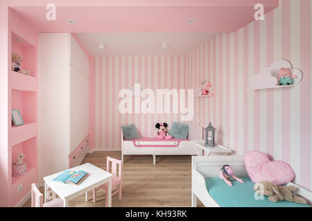 Rosa baby room con parete a righe e arredi bianchi Foto Stock