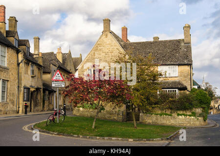 Cotswold vecchi edifici in pietra e insolito segno di avvertimento sulla stradina nel villaggio storico. Chipping Campden, Cotswolds, Gloucestershire, England, Regno Unito Foto Stock