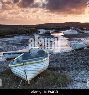 Morston Creek presso Sunrise su una bassa marea, Norfolk Foto Stock