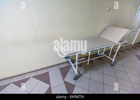 Chiudere fino vuota gurney in ospedale Foto Stock