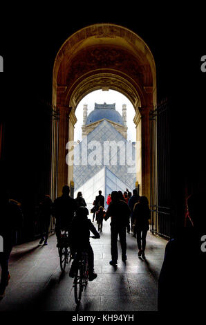 Parigi, Francia. Palais du Louvre. Arco che conduce a Cour Napoleone e la Piramide Foto Stock