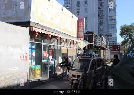 Cinese tradizionale negozi nelle vicinanze dell'hutong Foto Stock