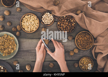 Persona di noce di cracking Foto Stock