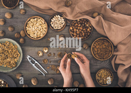Persona di noce di cracking Foto Stock