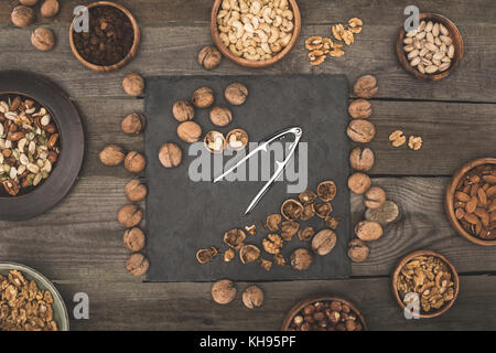 Vari dadi sul tavolo di legno top Foto Stock
