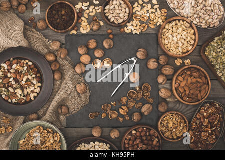 Vari dadi sul tavolo di legno top Foto Stock