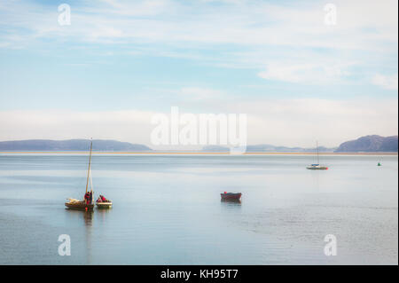 Le acque calme sullo Stretto di Menai off Beaumaris in Anglesey North Wales UK Foto Stock