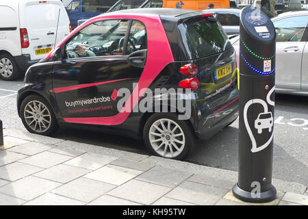 Smart electric city car essendo addebitato sulla strada a Mayfair Hotel Londra Inghilterra REGNO UNITO Foto Stock