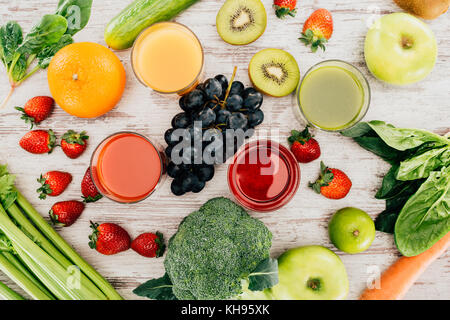 Bicchieri di succo di frutta e cibi sani Foto Stock