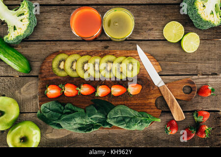 Taglio sano cibo sul bordo di taglio Foto Stock