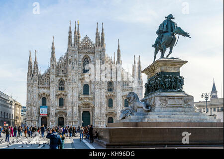 L'Italia. Lombardia. Il Duomo di Milano e il Duomo di Milano, una delle più grandi chiese in tutto il mondo con la statua equestre di Vittorio Emanuele II Foto Stock