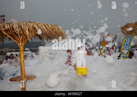 Giovani turisti tedeschi in una schiuma party ospitato presso Guaba Beach Bar sulla spiaggia soleggiata, Bulgaria. Sunny Beach è una grande stazione balneare sul Mar Nero COA Foto Stock