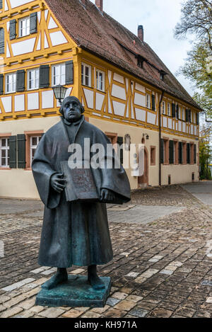 Statua del leader protestante Martin Lutero nella vecchia città medievale di weissenburg Foto Stock