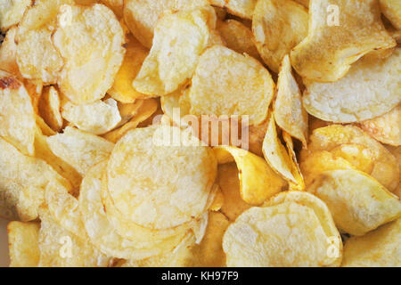 Foto in alto, fotogramma completo di un mucchio di patatine fritte - John Gollop Foto Stock