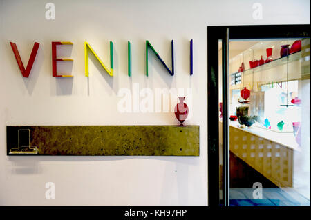 Italie. Venitie. Venise. Ile de Murano. façade de la célèbre boutique Venini // Italia, Veneto, Venezia. Isola di Murano. Di fronte al famoso negozio Venini Foto Stock