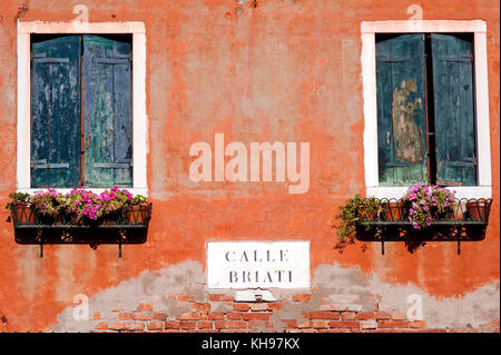 Italie. Venitie. Venise. Ile de Murano. Façde des maisons colorées // Italia, Veneto, Venezia, Isola di Murano. Facciata di case colorate Foto Stock