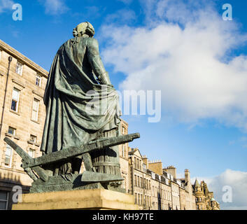 Adam Smith statua sul Royal Mile di Edimburgo, Scozia. Regno Unito Foto Stock