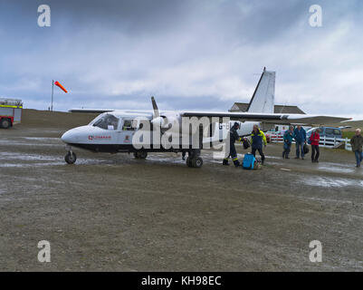 fiera dh ISLES AIRPORT FAIR ISLE Scotland Loganair Islander Aircraft turboprop scarico passeggeri isole bagaglio aereo campo Foto Stock