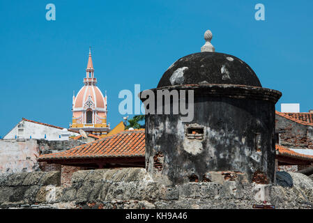 Sud America, Colombia Cartagena. 'Vecchia Citta' centro storico, UNESCO. Dettaglio della parete della città la torretta e il campanile della cattedrale di Cartagena, BASILICA Foto Stock