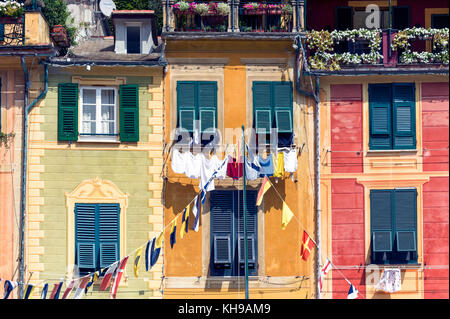 Italia. Liguria. Golfo del Tigullio, Riviera Italiana. Portofino. Case con facciate colorate. Foto Stock