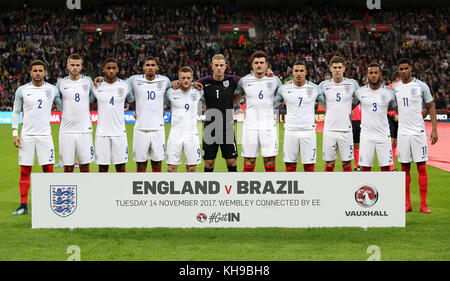 Da sinistra a destra, Kyle Walker inglese, Eric Dier, Joe Gomez, Ruben Loftus-guek, Jamie Vardy, Joe Hart, Harry Maguire, Jake Livermore, John Stones, Ryan Bertrand e Marcus Rashford si allineano prima della partita internazionale del Bobby Moore Fund al Wembley Stadium di Londra. Foto Stock