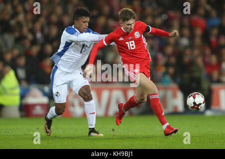 David Brooks del Galles è sfidato da Luis Ovalle di Panama (a sinistra) durante l'amichevole internazionale al Cardiff City Stadium. Foto Stock