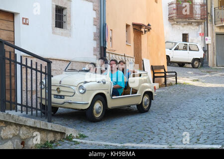 Fiat 600 vintage modello sulla strada. Famiglia tornando a casa. Sante Marie, il cammino dei Briganti. La passeggiata di briganti, Italia Foto Stock