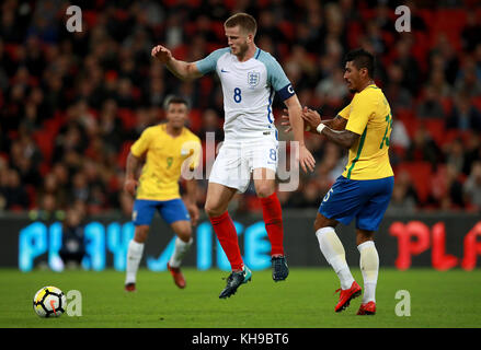 Eric Dier (centro) in Inghilterra in azione con Paulinho del Brasile durante la partita internazionale del Bobby Moore Fund al Wembley Stadium di Londra. Foto Stock