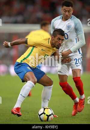 Paulinho del Brasile (a sinistra) e Jesse Lingard dell'Inghilterra in azione durante il Bobby Moore Fund International Match al Wembley Stadium, Londra. Foto Stock