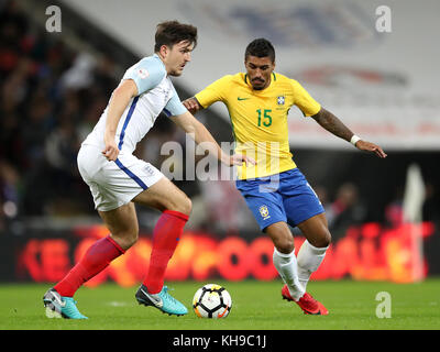 Harry Maguire (a sinistra) in Inghilterra e Paulinho in Brasile in azione durante la partita internazionale Bobby Moore Fund al Wembley Stadium, Londra. Foto Stock