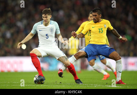 John Stones (a sinistra) in Inghilterra e Paulinho in azione durante la partita internazionale del Bobby Moore Fund al Wembley Stadium di Londra. Foto Stock