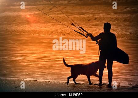 Kitesurfer a luce solare. vista posteriore. irriconoscibile Foto Stock