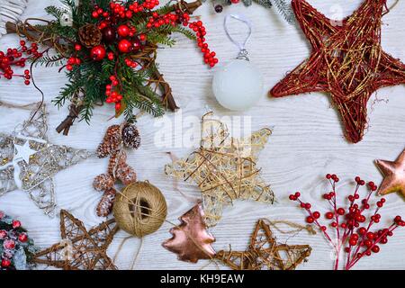 Diversi fatti a mano albero di Natale decorazioni su un tavolo di legno. dall'alto. Foto Stock