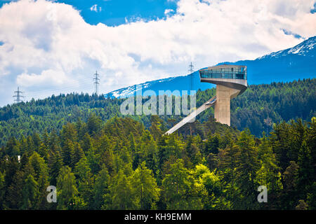 Colli alpini di insbruck e olympic ski jump vista torre, capitale del Tirolo, Austria Foto Stock