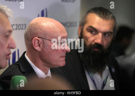 Sebastien Chabal (a destra) guarda avanti come il presidente della Federazione francese di Rugby Bernard Laporte (al centro) e il presidente francese Claude Atcher (a sinistra) del 2023 parlano durante l'annuncio del sindacato ospite della Coppa del mondo di Rugby 2023 al Royal Garden Hotel di Kensington. Foto Stock