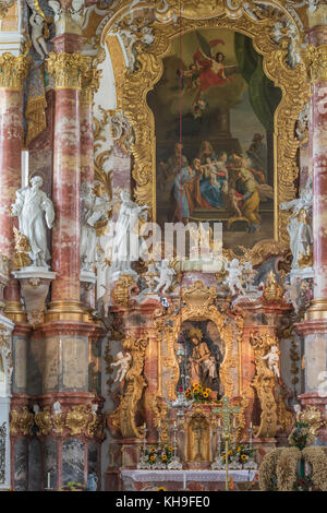 Guardando l'altare della la Chiesa Abbazia Ettal con ricche decorazioni Foto Stock