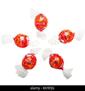 Tino rosso a forma di cuore di cioccolato Lindor. Regalo di San Valentino  primo piano su uno sfondo bianco Foto stock - Alamy